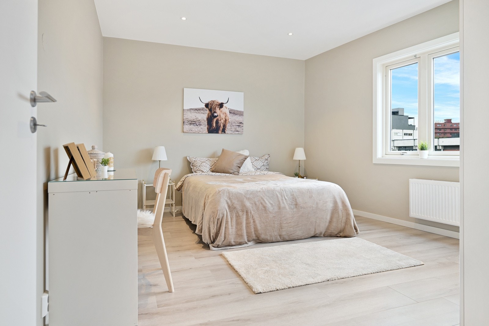 ovedsoverommet er med god plass til både dobbeltseng og flere garderobeskap. Galleribilde