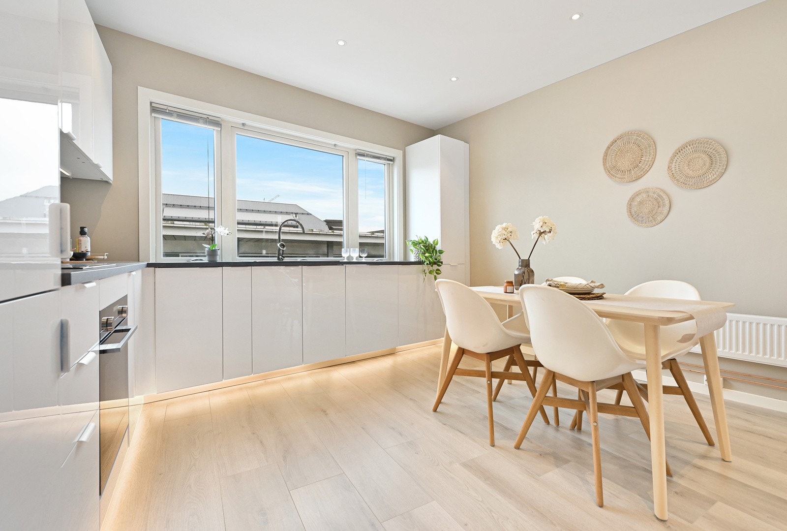 Integrert kjøl/frys, oppvaskmaskin, ovn, induksjonstopp. Komfyrvakt er montert. Galleribilde