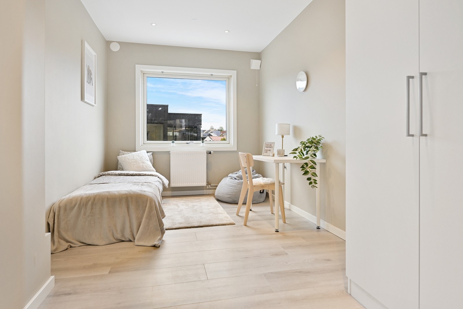 Leiligheten har 3 soverom som er holdt i lyse farger. Galleribilde