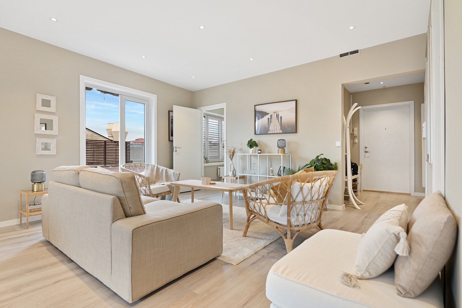 Hele leiligheten er pusset opp i 2024 av fagfolk, og holder en god og moderne standard. Galleribilde