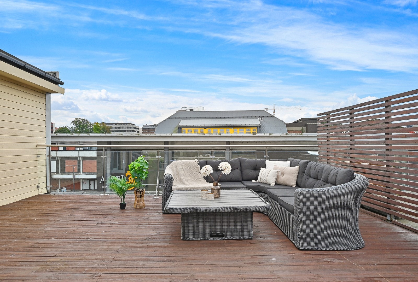 Mange lange sommerkvelder blir tilbrakt her ute med venner og familie da det er god plass til både grill og sittegrupper. Galleribilde