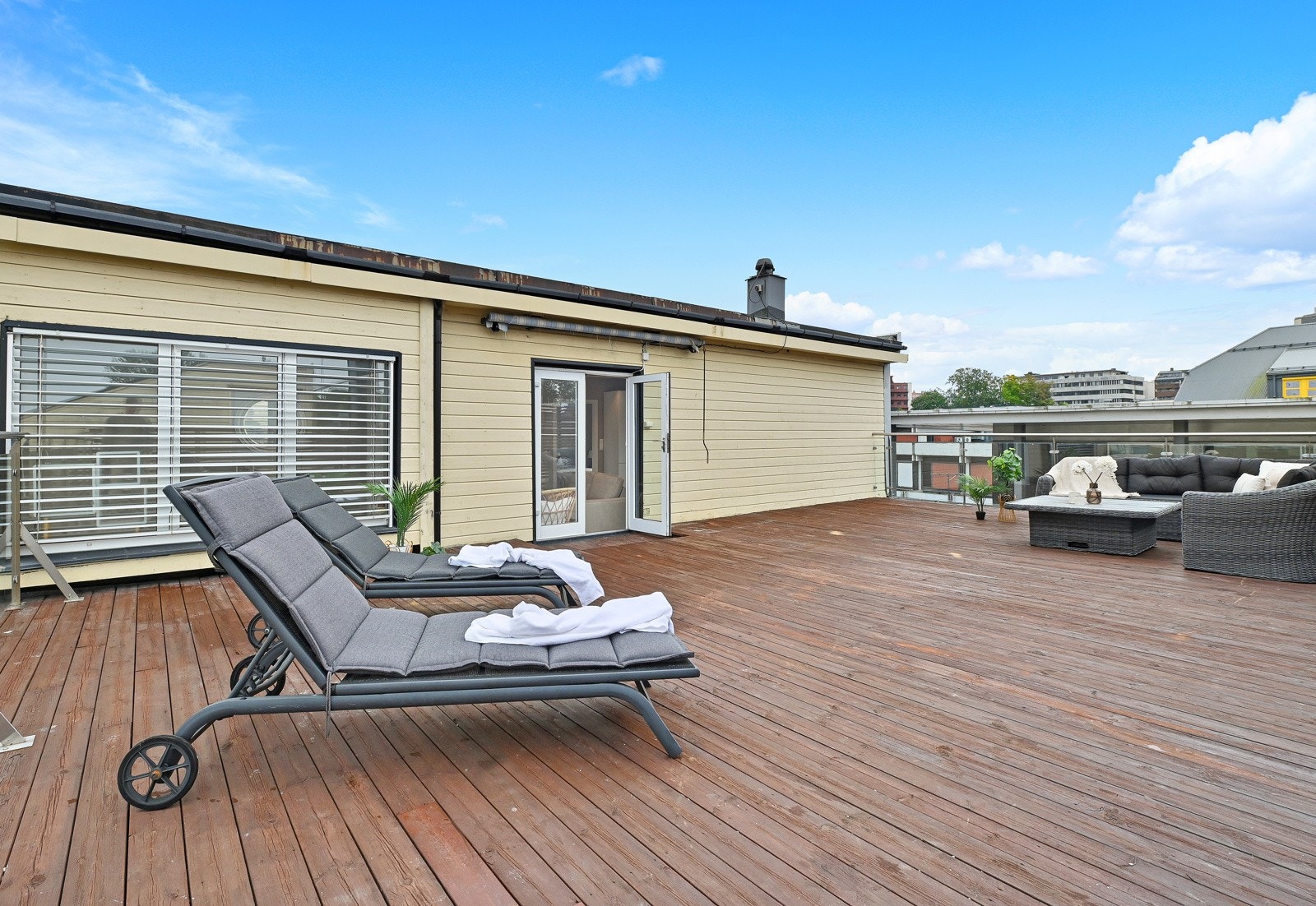 Fra stuen er det utgang til privat takterrasse på 65 m². Galleribilde