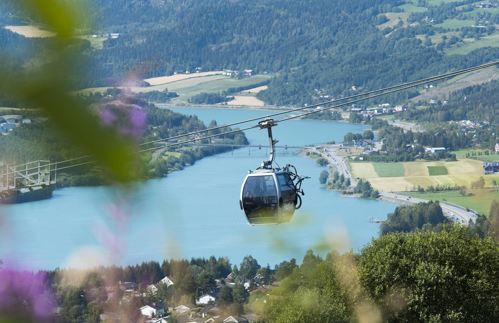 Gondolen frakter folk, ski og sykler - avhengig av årstider Galleribilde