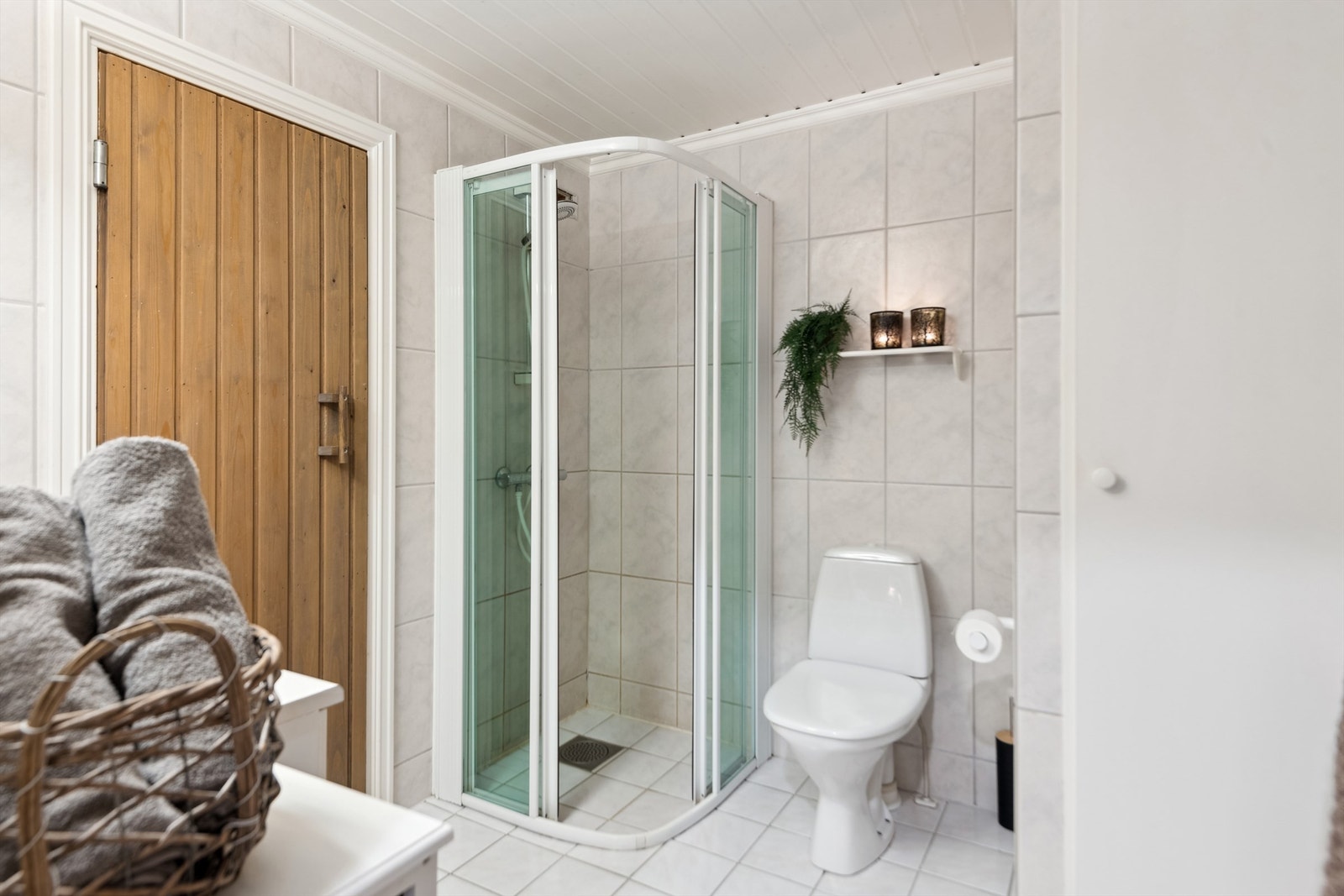 Bad med tørkeskap (til høyre i bildet) - Direkte adkomst til badstue Galleribilde