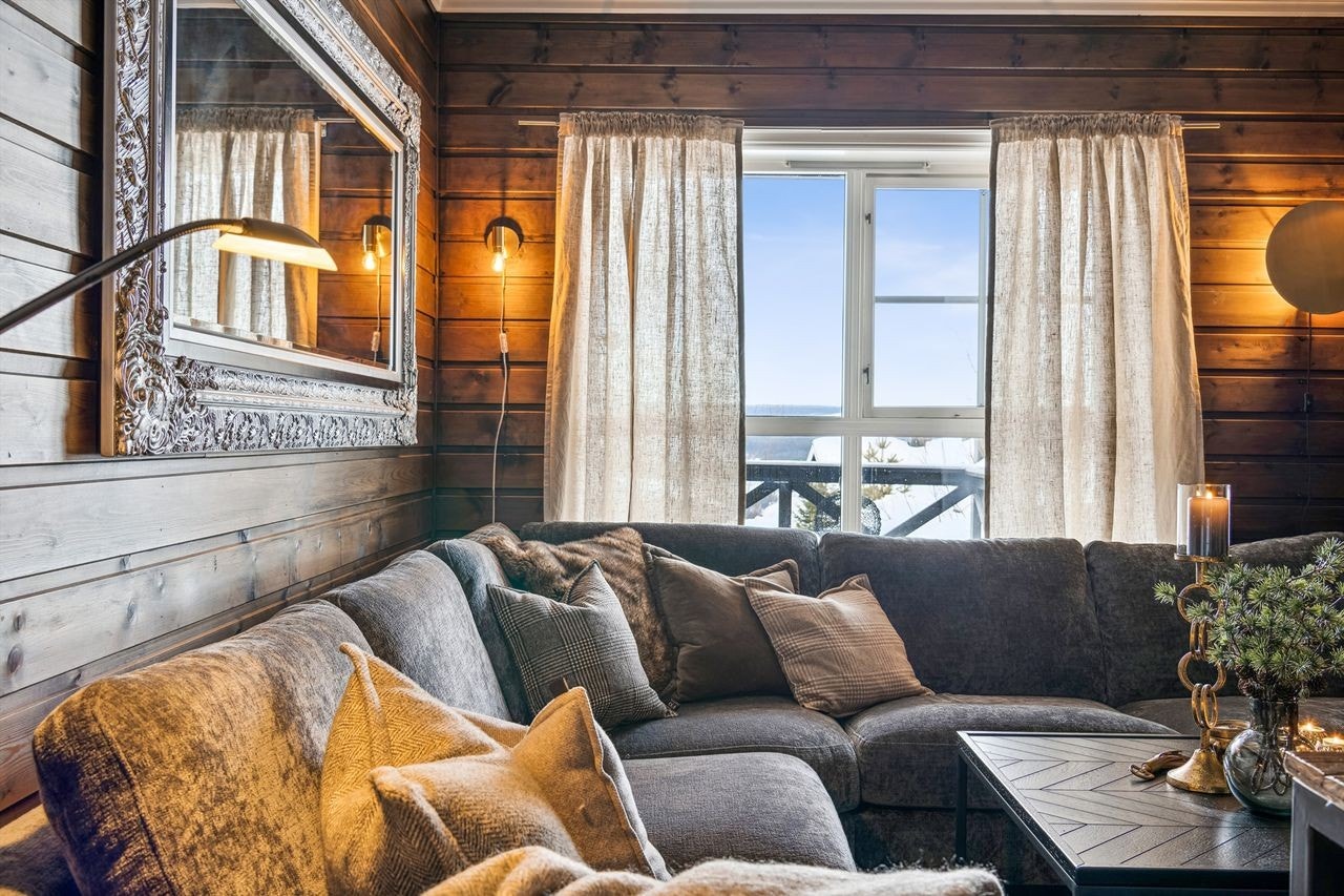 Fra sofakroken er det utsikt til skogkledde områder i øst Galleribilde