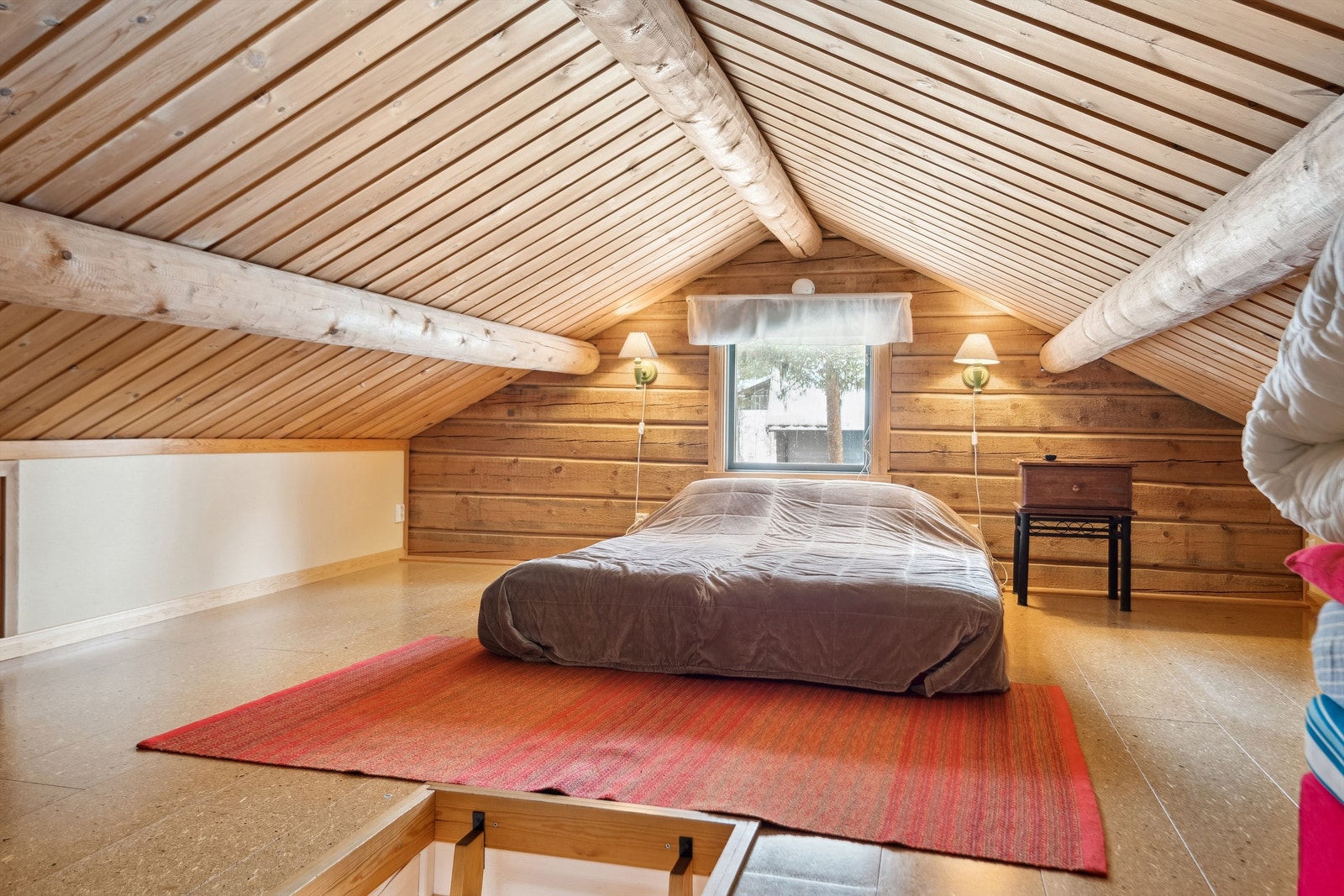 Hems med gulvareal på ca. 39 m², ikke måleverdig areal grunnet lav takhøyde - Rommet er ikke godkjent til varig oppholdsrom Galleribilde