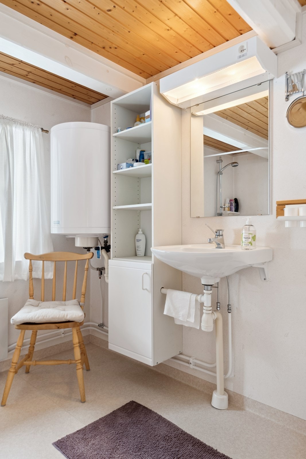 Enkel innredning - Varmtvannsbereder med kapasitet på 100 liter Galleribilde