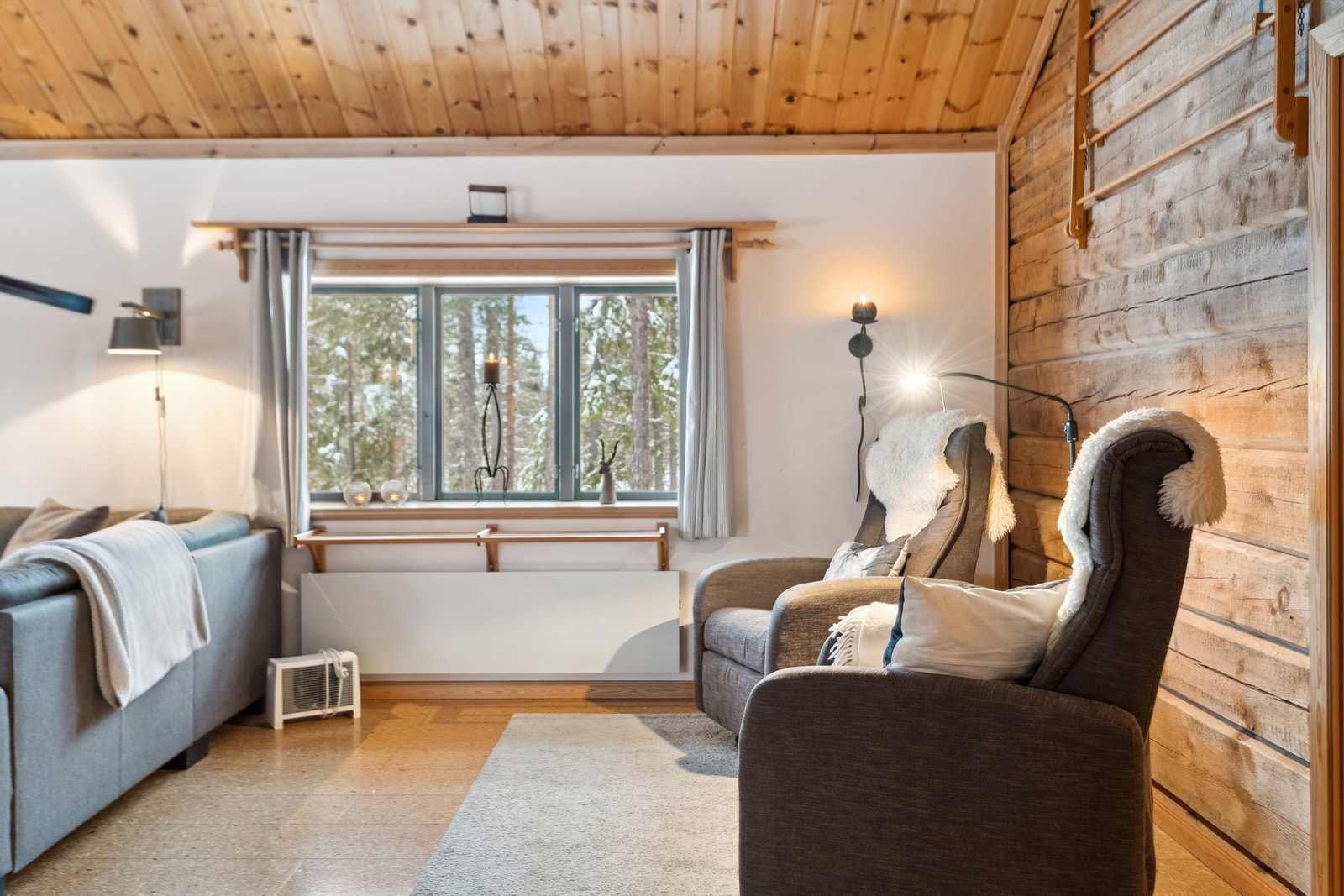 Skillevegg i laftet tømmer Galleribilde