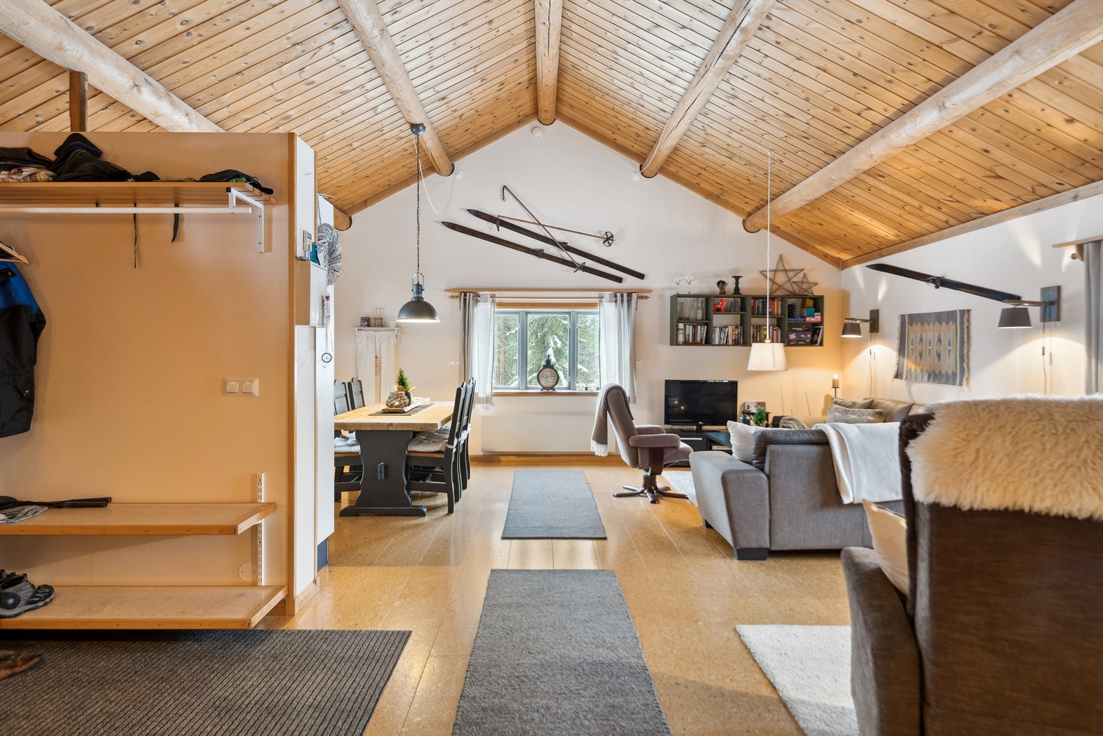Stue/kjøkken med synlige tømmeråser og meget god takhøyde - Vinduer i tre himmelretninger Galleribilde