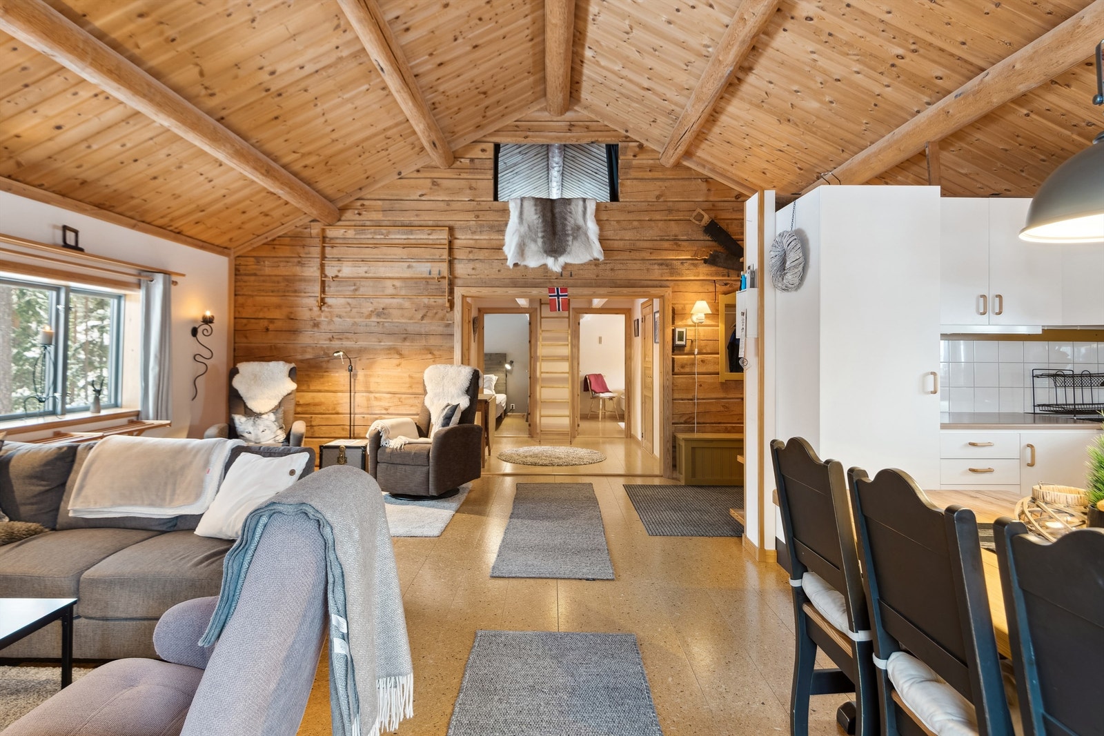 Stue og kjøkken i åpen løsning - Åpent "vindu" i skillevegg mot hems Galleribilde