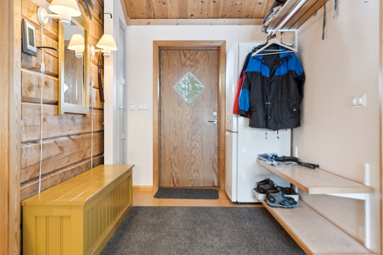 Entré tilknyttet åpen kjøkken-/stueløsning Galleribilde