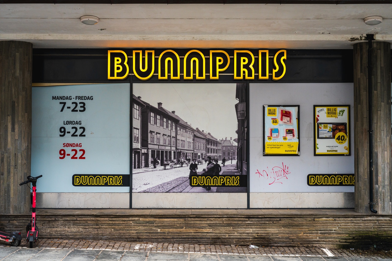 Dagligvarebutikkene på andre siden av gaten Galleribilde