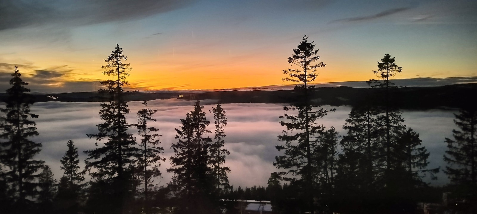 Boligen ligger høyt og fritt med vakker utsikt over "hopptåken" Galleribilde