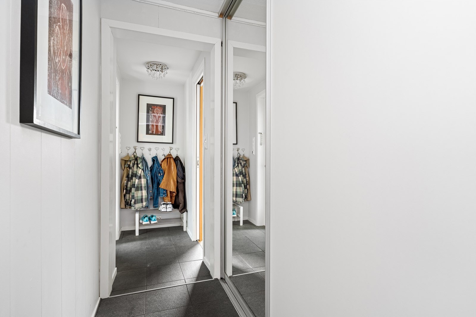 Nåværende eier bygget på boligen i 2012 med nytt inngangsparti hvor det er lagt fliser på gulvet. Det ble da også bedre oppbevaringsplass i skyvedørsgarderoben i mellomgangen. I entreen er det varmekabler i gulvet. Galleribilde