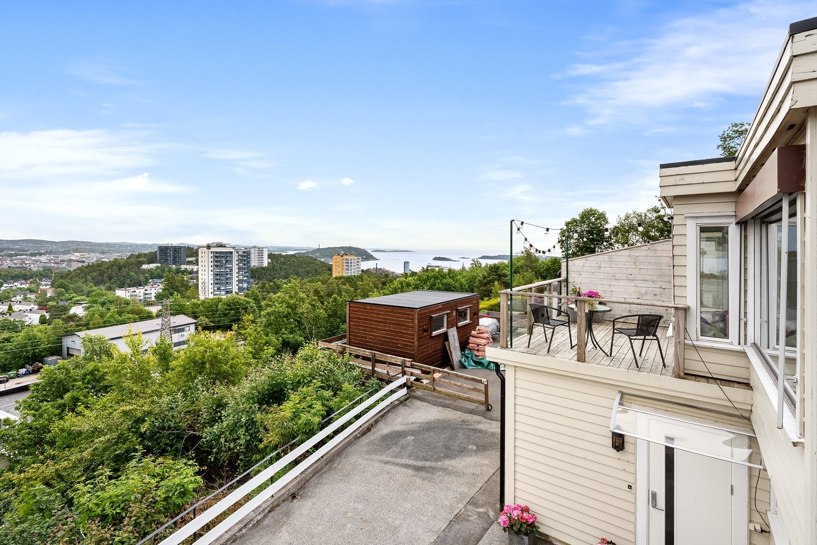 Velkommen til en attraktiv del av en vertikaldelt tomannsbolig med fantastisk flott utsikt! Gullveien 2F med utsikt og flotte uteplasser er presentert av Ina Andersen for Eiendomsmegler Norge. Galleribilde