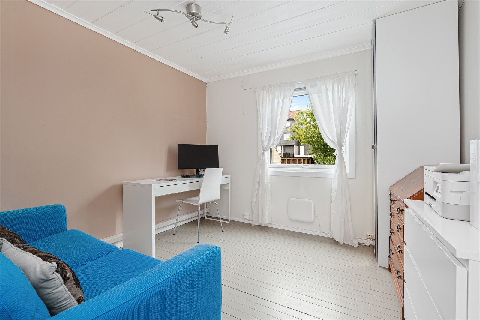 I 1 etg. finner du en stor åpen stue/kjøkkenløsning med tilkomst til balkong og terrasse, samt at du finner et soverom. Soverommet i denne etasjen er av god størrelse med plass til dobbeltseng og garderobeløsning om ønskelig. Galleribilde
