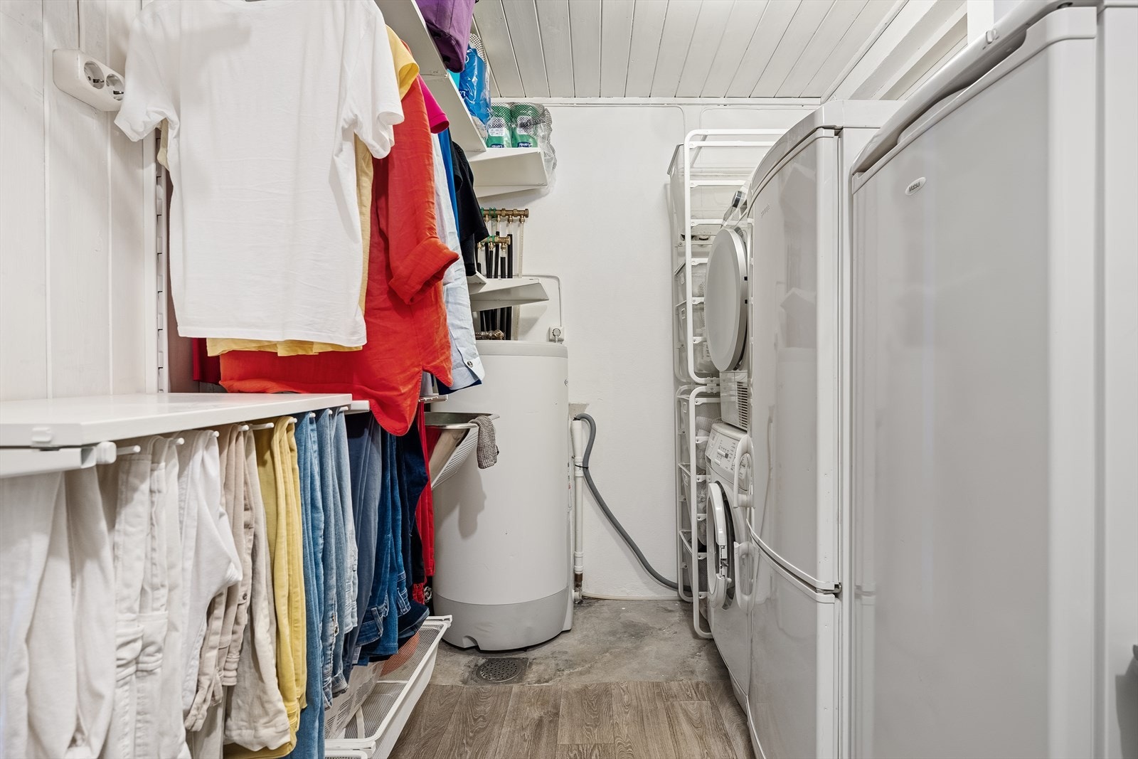 Vaskerommet inneholder det du behøver som plass og opplegg for vaskemaskin/tørketrommel, nyere varmtvannsbereder, garderobe, samt plass til ekstra kjøl og frys. Galleribilde