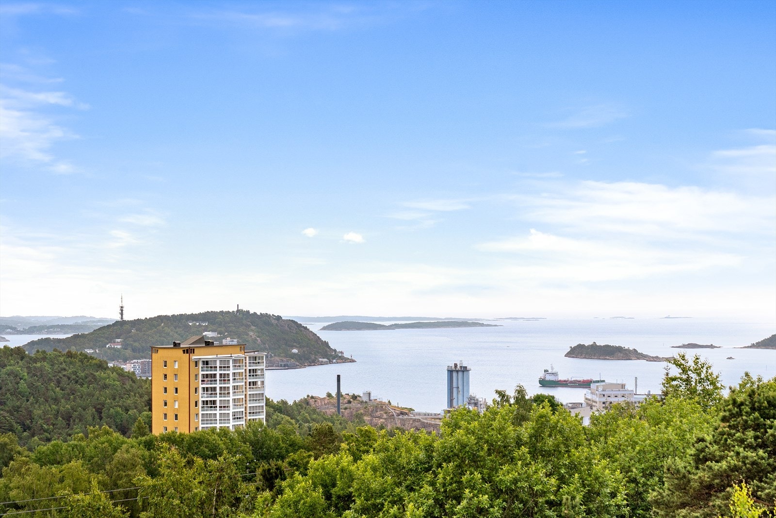 Fra balkongen kan du se innseilingen til Kristiansand Sentrum, Odderøya, Grønningen, samt sjøen og havet bak. Galleribilde
