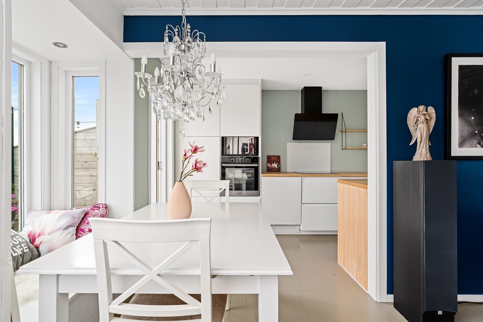 Legg merke til det stilige innhukket, hvor det er gjort rom for en sittebenk tilhørende spisestuegruppen. Galleribilde