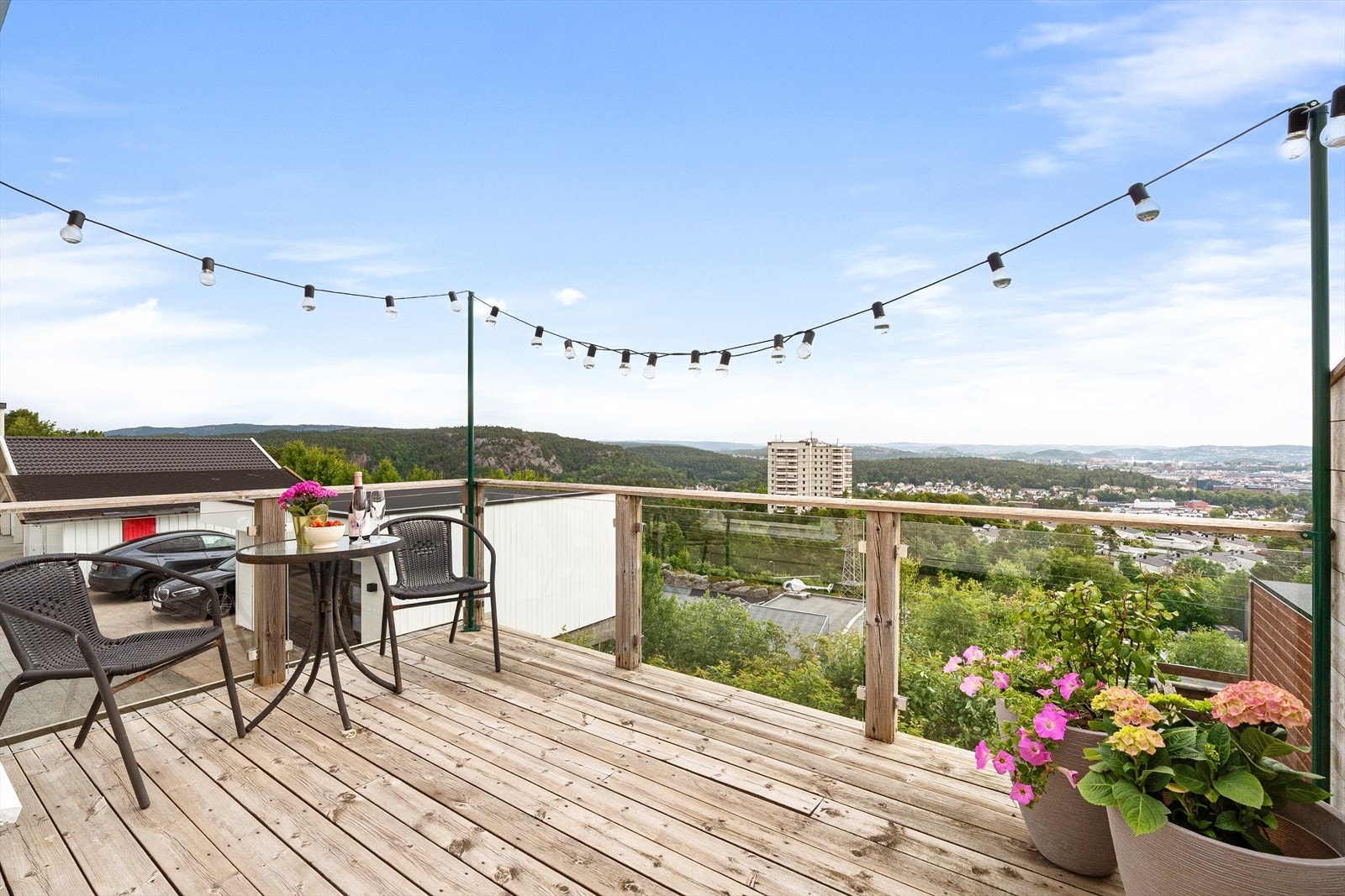 I 2012 fikk nåværende eier godkjent søknad om å bygge på boligen med et tilbygg med en utvidet terrasse over og på denne terrassen har du helt utrolig flott utsikt. Du ser sjø, hav og nærområdet og ned mot sentrum. Galleribilde