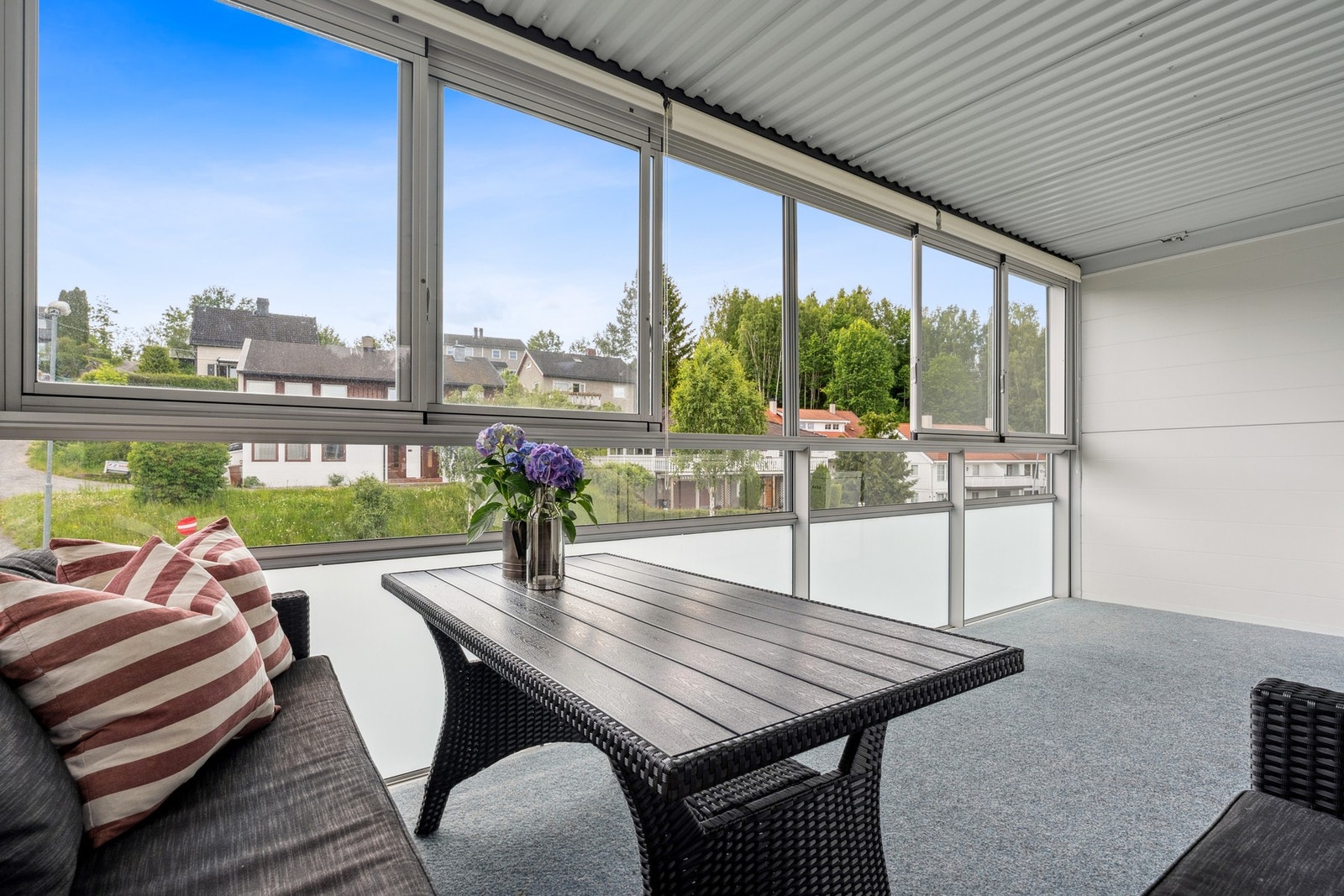 Det som virkelig setter prikken over i-en, er den fantastiske, vestvendte og innglassede balkongen på hele 16 kvm. Galleribilde
