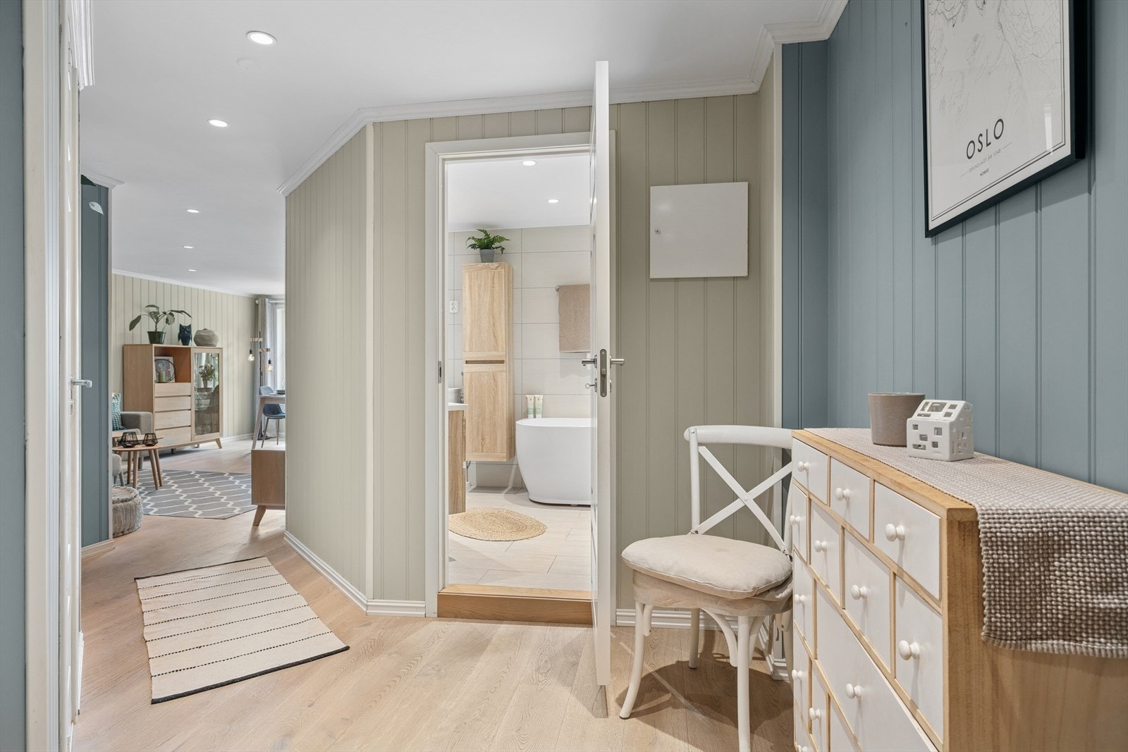 Entréen binder baderom, soverom og stue sammen. Galleribilde