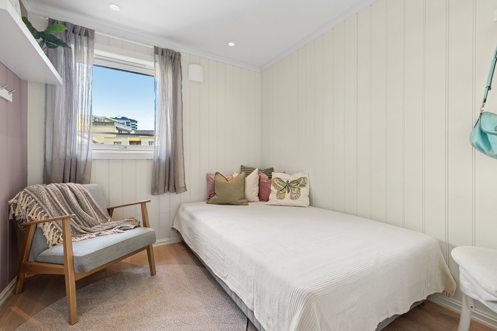 Barnerom, hjemmekontor eller gjesterom? Plass til bred seng, skrivebord og garderobeskap. Begge soverommene vender mot rolig bakgård. Galleribilde