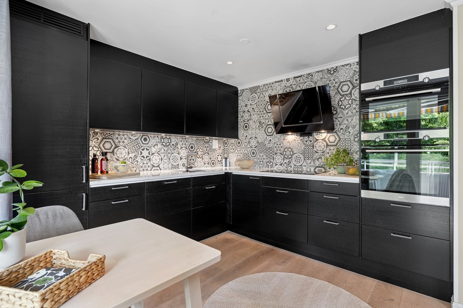 Lekkert, stort og velutstyrt kjøkken fra 2018 med smakfulle detaljer og rikelig med skap- og benkeplass. Galleribilde