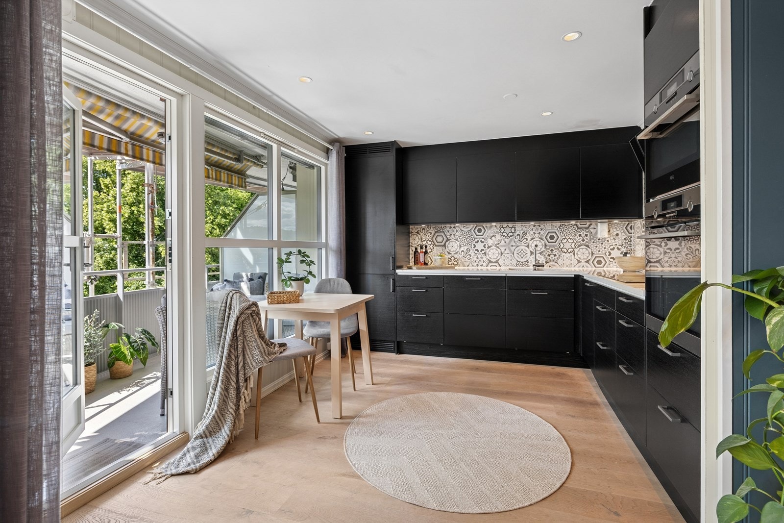 Åpen stue-/kjøkkenløsning med plass for spisebord. Store vinduer og balkong gir en god stemning og mye lys. Galleribilde