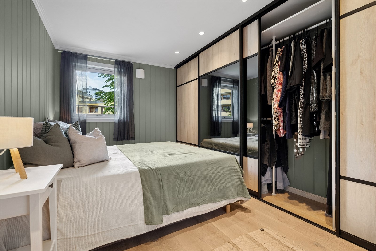 Tiltalende hovedsoverom med god plass til bred seng og tilhørende møblement. Stor skyvedørsgarderobe med speilfront er perfekt for oppbevaring. Galleribilde