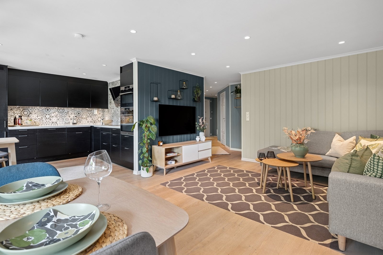 I 2018 ble boligen smakfullt pusset opp av fagfolk med nytt baderom, kjøkken, gulv og elektrisk anlegg. Galleribilde