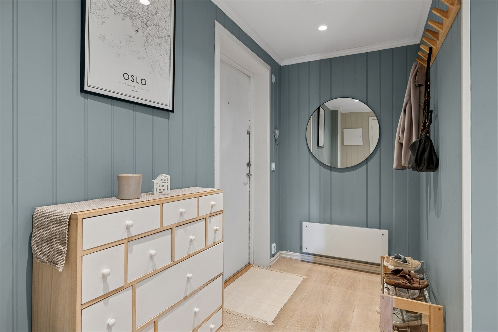 Entréen med god plass til ytterklær. Galleribilde