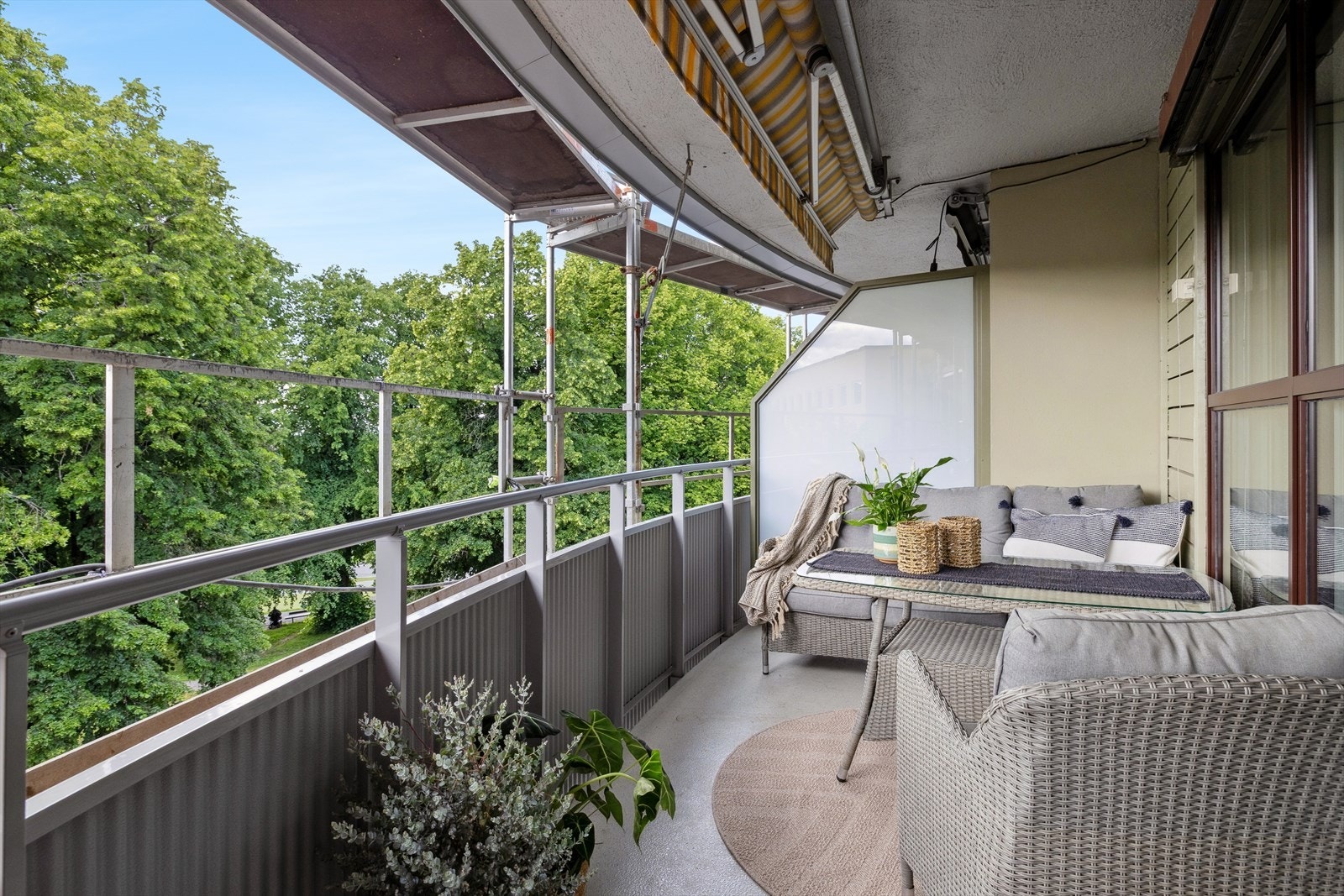 Fra stuen er det adkomst til en sørvest-vendt balkong på 6m² med fantastisk intern beliggenhet. Stilasene er planlagt fjernet i månedskifte juni/juli, altså om ca. 1 uke, da fasade-, vindu- og balkongrehabiliteringen er ferdig for denne delen av sameiet. Galleribilde