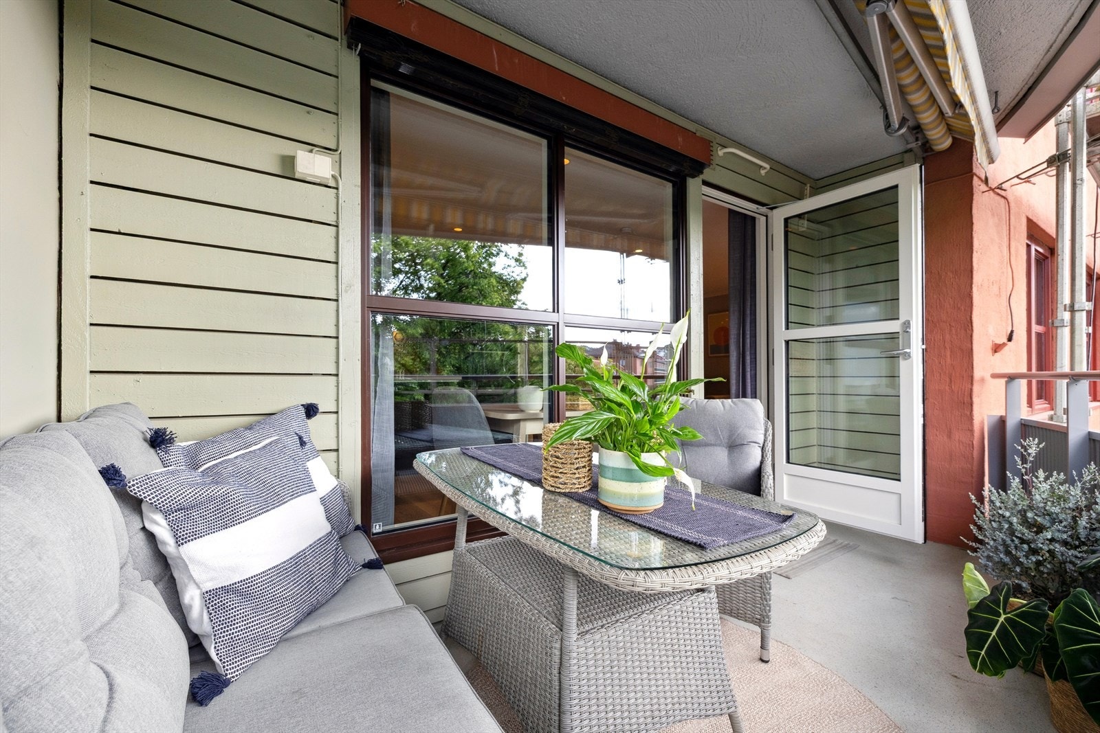 Balkong er romslig og har plass til utemøblement og gass-/elektrisk-grill. Det er også strømuttak og elektrisk markise. Galleribilde