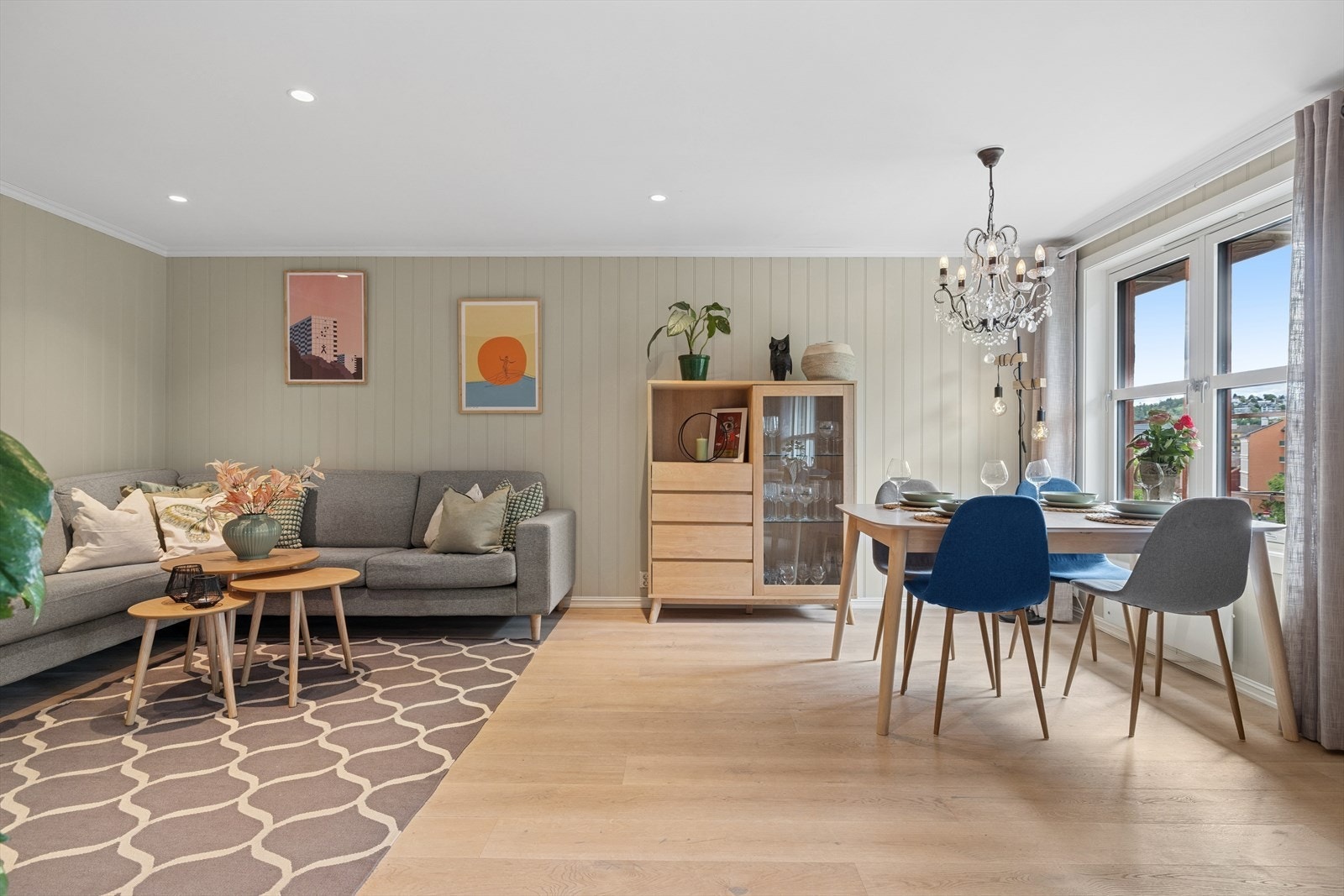 Stue-/kjøkken med ulike soner og mye lysinnslipp. Gulvet i samtlige rom, unntatt bad, er belagt med parkett i 2018. Galleribilde