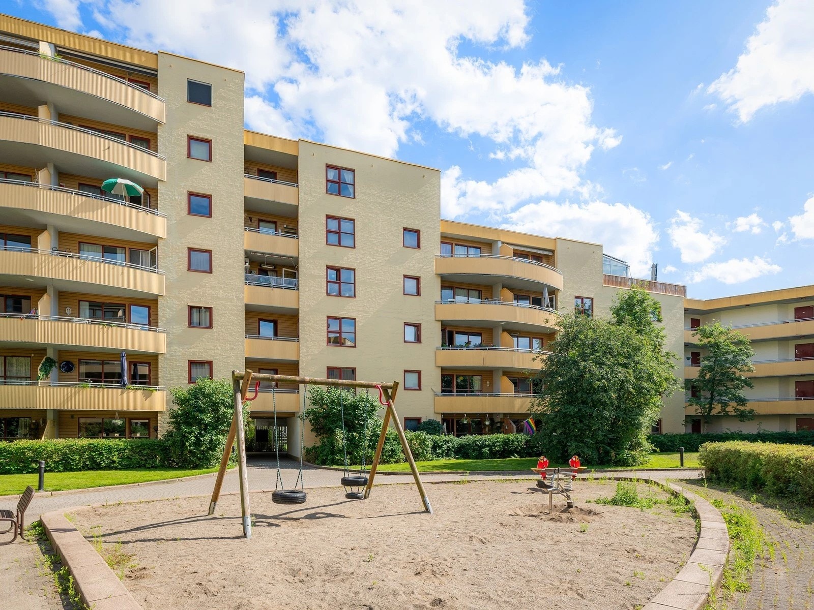 Sameiet har sittegrupper og lekeplass. Galleribilde