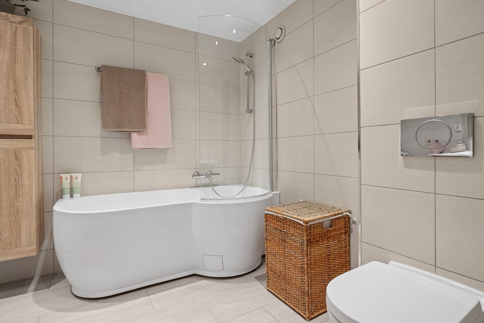 Innredningen består av vegghengt wc, servant m/ bredt underskap, speil, høyskap, innfellbare dusjdører med badekar. Galleribilde