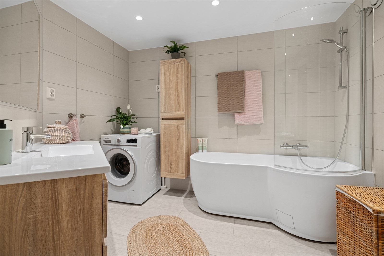 Delikat og stort baderom, renovert av fagfolk i 2018. Galleribilde