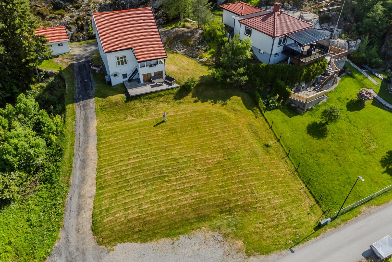 Løveidvegen 57B. Skrånende tomt med direkte tilkomst til kommunalveg. Galleribilde