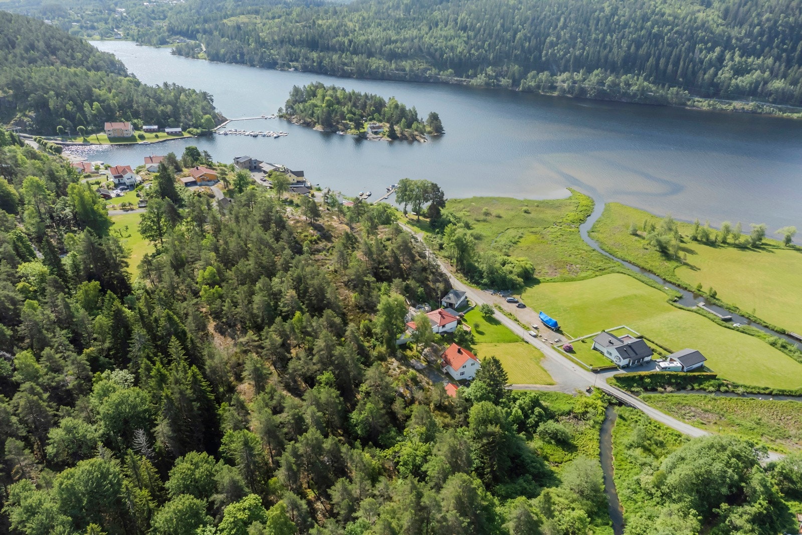 Eiendommen ligger nært til Skotfoss og Løveid sluser. Galleribilde