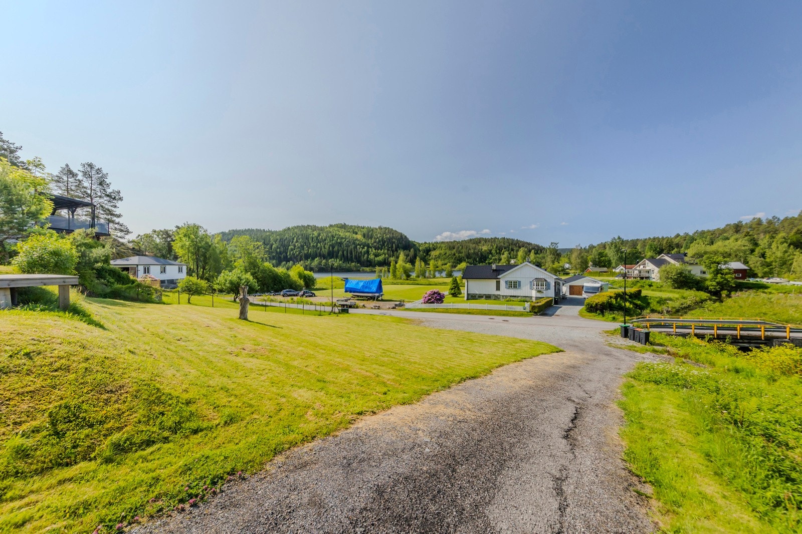 Nabotomten 57A har rett til tilkomstveg over 57B. Galleribilde