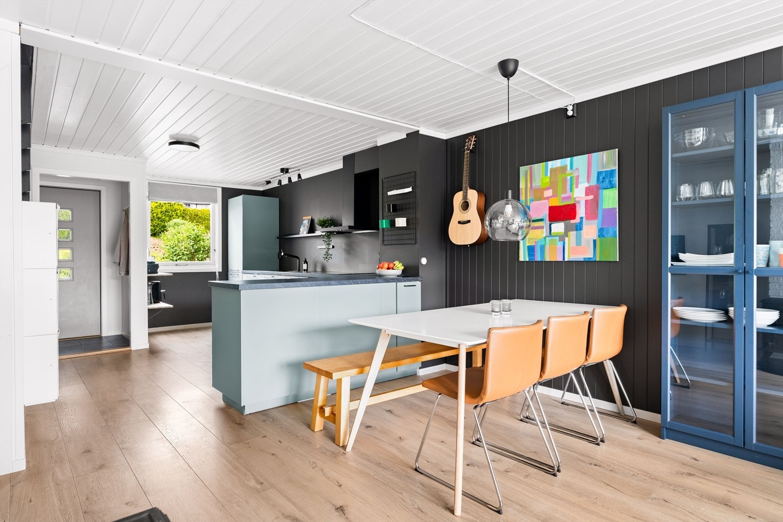 Boligen har et åpent og moderne kjøkken, med mye benk- og skapplass! Galleribilde