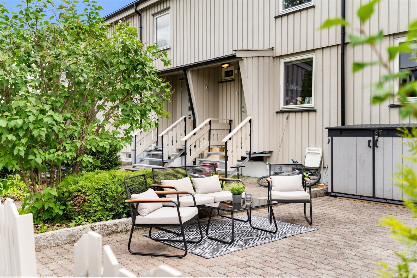 Inngangspartiet er pent opparbeidet og vedlikeholdt. Galleribilde