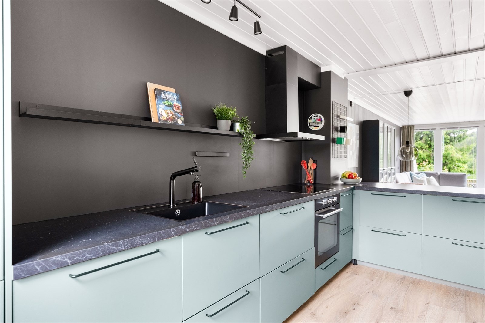 Kjøkkenet har opplegg for integrert oppvaskmaskin, ett-greps kran, platetopp, stekeovn og integrert kjøl/fryseskap. Galleribilde