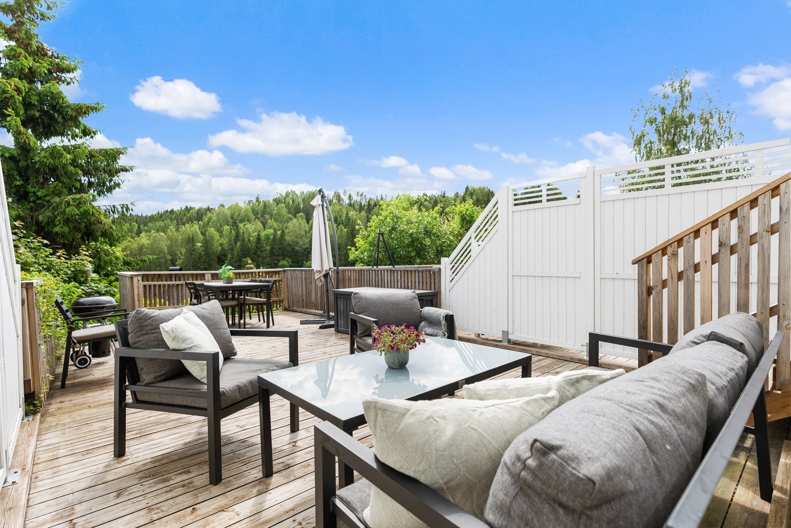 Dette er et tiltalende andelsrekkehus over tre plan, beliggende et steinkast unna marka og med fine lekeområder like utenfor boligen. Galleribilde