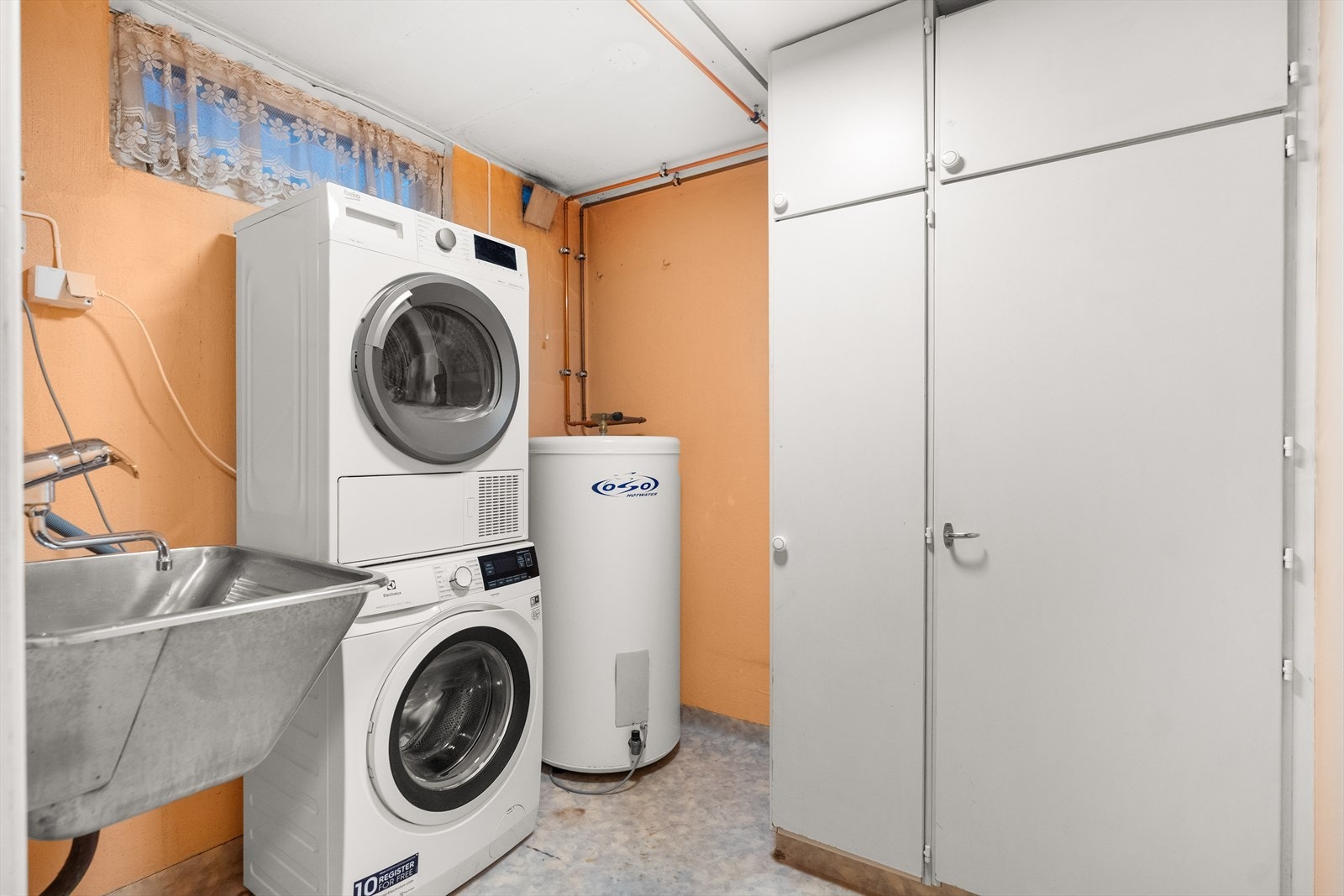 Etasjen har et praktisk vaskerom av eldre standard, med opplegg for vaskemaskin og tørketrommel, lagringsplass i skapinnredning, varmtvannsbereder samt en utslagsvask. Galleribilde