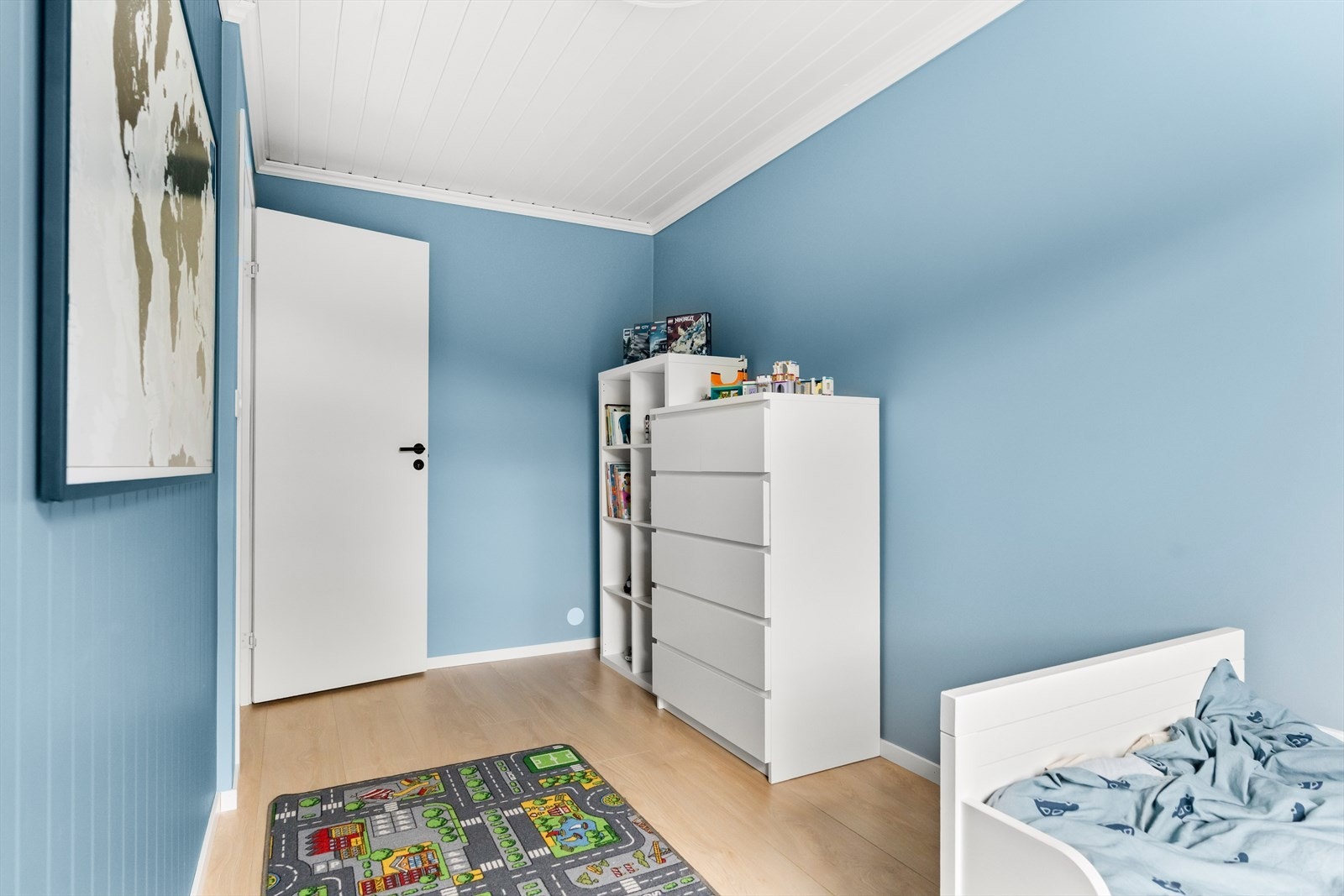 Rommet har plass til seng, nattbord, garderobeløsning og evt. skrivebord. Galleribilde