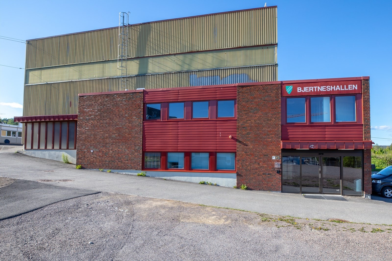 Bjertneshallen ligger ca. 1 km fra boligen. Galleribilde