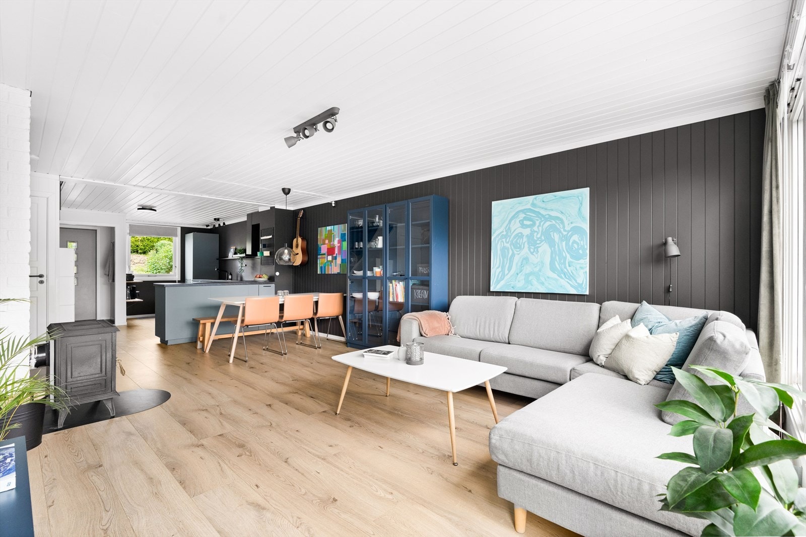 I stuen er det plass til sofaseksjon, tv-møbel og spisegruppe. Galleribilde