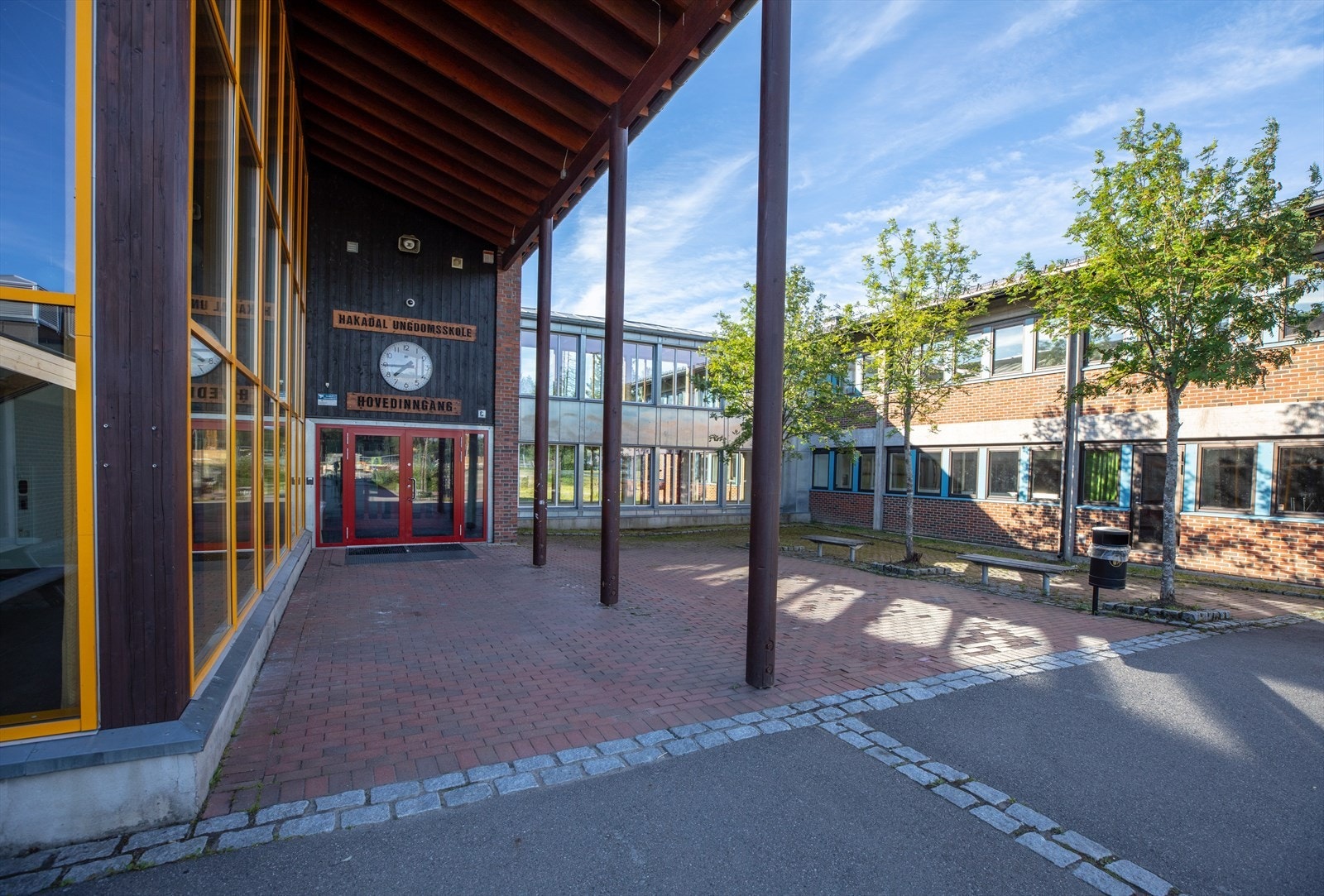 Det går bussforbindelse til Hakadal Ungdomsskole. Galleribilde